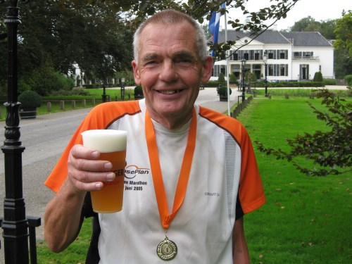 Gijs Honing geniet na afloop van de Engelenburg Marathon in Brummen van een Erdinger alcoholvrij.